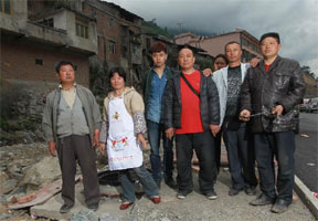 地震親歷者助受災群眾走出困境：他們亦英雄
