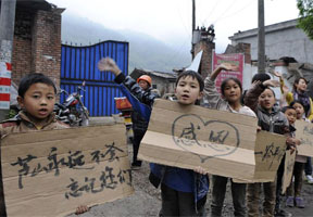 雅安震区儿童自制感谢牌 路边向救援人员致敬
