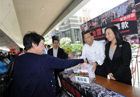香港市民送暖雅安