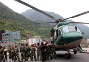 成都軍區陸航部隊大規模向重災區運送急需生活用品