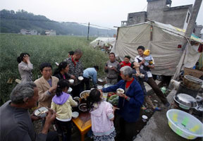 震后“家宴”：精神上的慰籍
