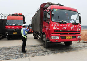 成都铁路警方全力确保抗震救灾物资安全运输