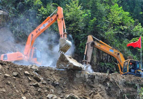 雅安灾区主要道路全线抢通