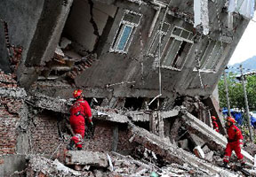 直击地震救援队排查危楼