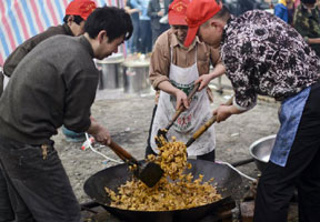 灾区“开饭”