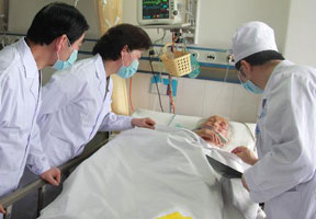 军队联合医疗专家组携手救治灾区危重伤员