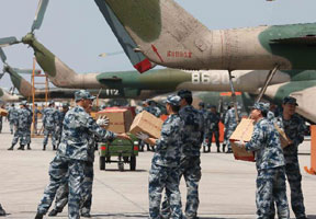 成都军区空军奋力投入抗震救灾