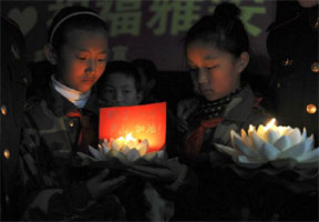 辽宁丹东：点点河灯传递正能量