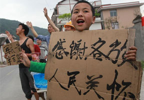 宝兴县中坝村村民自制标语：感谢你们！
