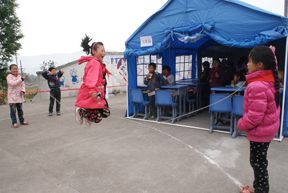天全：灾区首所帐篷小学复课