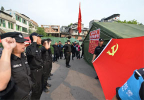 绵阳公安“警察一日”活动 4名援芦民警宣誓入党