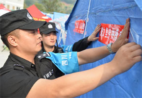 群众心里的暖心人——记芦山灾区安置点民警谌勇
