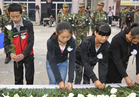 社会各界人士哀悼芦山地震遇难者