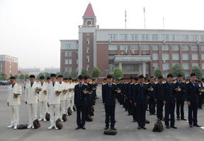 成都航院组织师生集体为芦山地震遇难同胞默哀