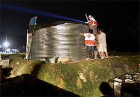 芦山地震灾区最大储水净水设备安装完毕