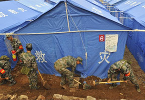未雨绸缪 救援官兵在挖掘排水沟渠