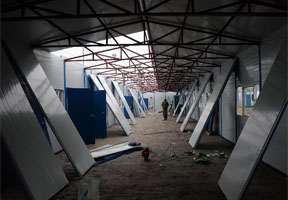 加紧建设板房 为受灾群众提供生活便利