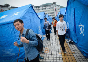 灾区学校暂未受降雨影响 帐篷校舍秩序井然