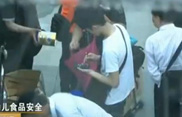 记者暗访：深圳罗湖口岸水货奶粉即收即卖