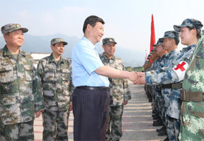 习近平看望在芦山抗震救灾的部队官兵