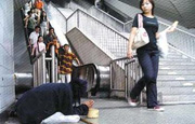 记者调查：揭穿地铁职业乞讨真相 日进千金还有房怀揣护照