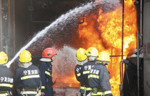 东阳化工厂爆炸致液氯泄漏 无人员伤亡