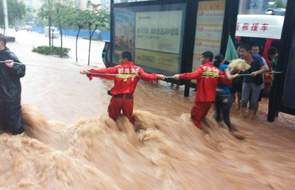 遂宁暴雨致内涝严重 积水最深达半米
