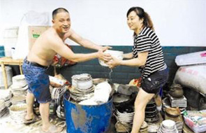 成都锤子哥 洪水中救人霸气回应老婆