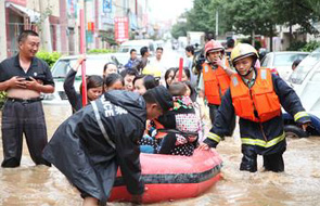 昆明暴雨来袭 春城一夜之间变“水城”