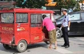 男子闯红灯脱裤耍赖 奇葩行为雷焦人