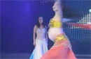 怀孕9个月准妈妈 登台比赛秀肚皮舞