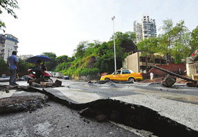 暴雨下的宜宾 街道沥青路面被“扒皮”