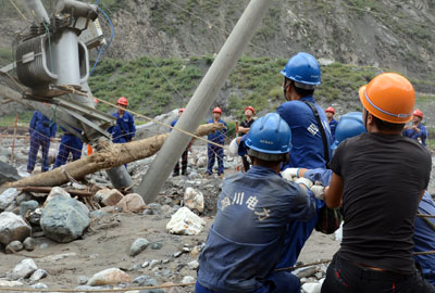 国网四川电力雁门乡抢修洪灾地区电网