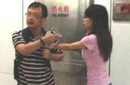 男子解女乘客内衣扣 自称因不满拥挤