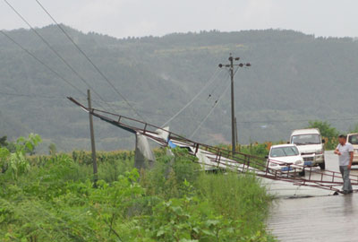 庞大雨棚“吻”电线 紧急抢险保供电