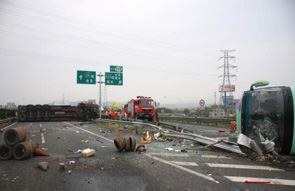 大巴高速路倒车致追尾 10多人被甩出车外