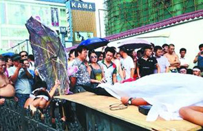 小贩装死示威城管 扛不住高温又&ldquo;复活&rdquo;