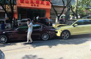 情侣吵架卡宴撞玛莎拉蒂 白富美怒了