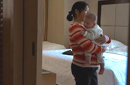 保姆打小孩視頻曝光 3腳將其踢下床