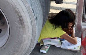 被货车卷入车底 11岁女孩冷静等待救援