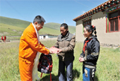千里赴高原 赶送助学金