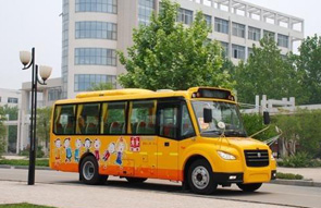 临时校车客串灵车 拖走尸体吓坏小伙伴