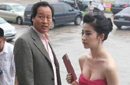 刘亦菲陪干爹k歌 “父女”情深拥抱难舍离别