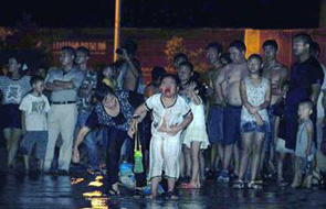 8岁男孩被喷泉冲起 直肠被冲裂10厘米