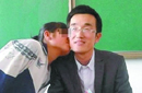 男老师索吻照曝光 拿毕业证要亲一下？