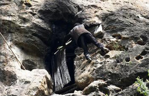 54岁男子山洞生活20年 夜晚进村讨食