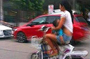 年轻妈妈边骑车边喂奶 雷人哺乳太危险